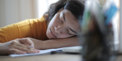 ragazza che dorme sui libro